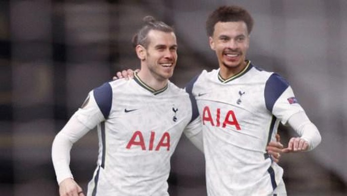 Tottenham Hotspurs Welsh midfielder Gareth Bale (L) celebrates scoring his teams third goal with Tottenham Hotspurs English midfielder Dele Alli during the UEFA Europa League Last 32 Second Leg football match between Tottenham Hotspur and Wolfsberg at the Tottenham Hotspur Stadium in London, on February 24, 2021. (Photo by Adrian DENNIS / AFP)
