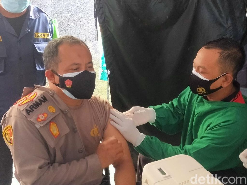525 Polisi di Banyuwangi Divaksin COVID-19 525 Polisi di Banyuwangi Divaksin COVID-19