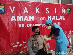 1.117 Polisi Kota Kediri Divaksin COVID-19 Secara Bertahap