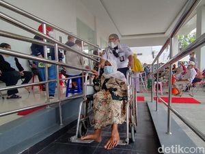 Ratusan Lansia Antusias Ikut Vaksinasi COVID-19 di RSUD Soewandhie