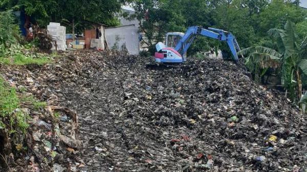 Warga Sukamaju Baru Depok Ramai-ramai Bersihkan Sampah