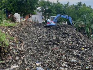 Warga Sukamaju Baru Depok Ramai-ramai Bersihkan Sampah