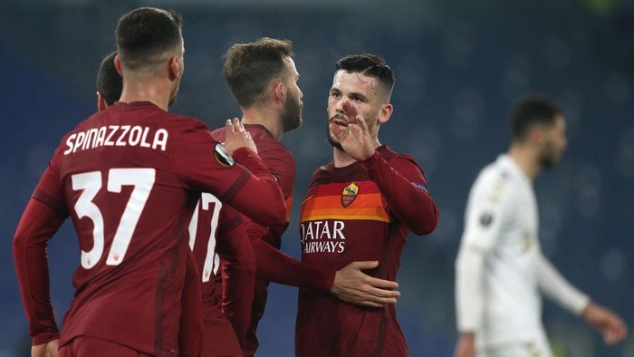 ROME, ITALY - FEBRUARY 25:  Borja Mayoral of A.S Roma celebrates with teammate Carles Perez after scoring his teams third goal during the UEFA Europa League Round of 32 match between AS Roma and Sporting Braga at Stadio Olimpico on February 25, 2021 in Rome, Italy. Sporting stadiums around Italy remain under strict restrictions due to the Coronavirus Pandemic as Government social distancing laws prohibit fans inside venues resulting in games being played behind closed doors. (Photo by Paolo Bruno/Getty Images)