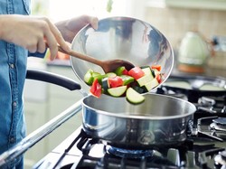 20 Tips Menghemat Waktu Memasak di Dapur dari Chef, Contek Yuk!