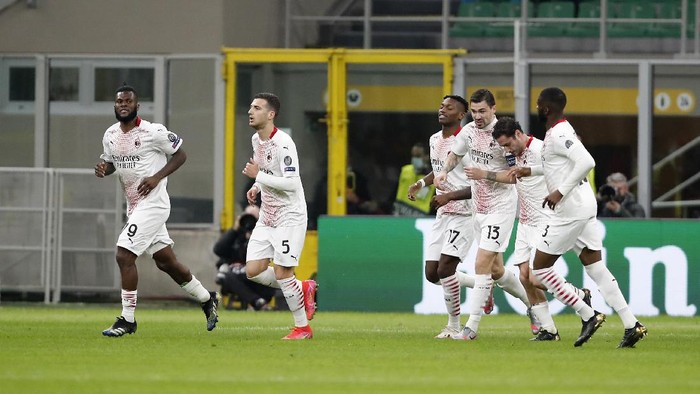 AC Milans Franck Kessie, left, celebrates with his teammates after scoring his sides opening goal during the Europa League round of 32 second leg soccer match between AC Milan and Red Star Belgrade at the San Siro Stadium, in Milan, Italy, Thursday, Feb. 25, 2021. (AP Photo/Antonio Calanni)