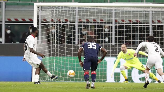 AC Milan's Franck Kessie, left, scores on a penalty on his team's first goal during the Europa League round of 32 second leg match between AC Milan and Red Star Belgrade at the San Siro, in Milan, Italy, on Thursday, February 25.  , 2021. (AP Photo / Antonio Calanni)