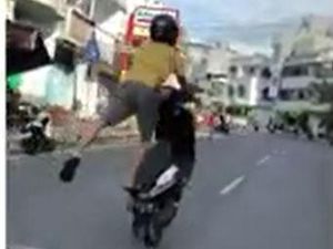 Aksi Freestyle Ugal-ugalan Viral, Pemotor di Parepare Diamankan Aksi Freestyle Ugal-ugalan Viral, Pemotor di Parepare Diamankan