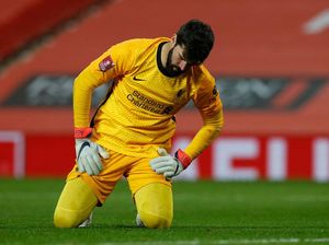 Duh, Alisson Tak Bisa Hadiri Pemakaman Ayahnya