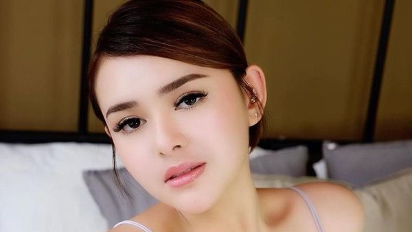 8 Pesona Seleb Cantik Indonesia Pakai Baju Warna Kulit, Bikin Lihat 2 Kali