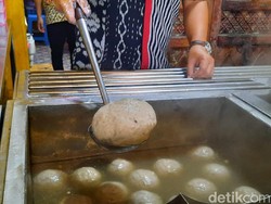 Bakso Raksasa Telagasari Punya Nama Menu Unik dan Tempat Lesehan Nyaman