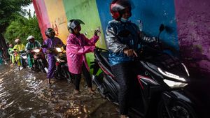 Saat Pemotor Naik Trotoar Gegera Banjir di Terowongan Semarang