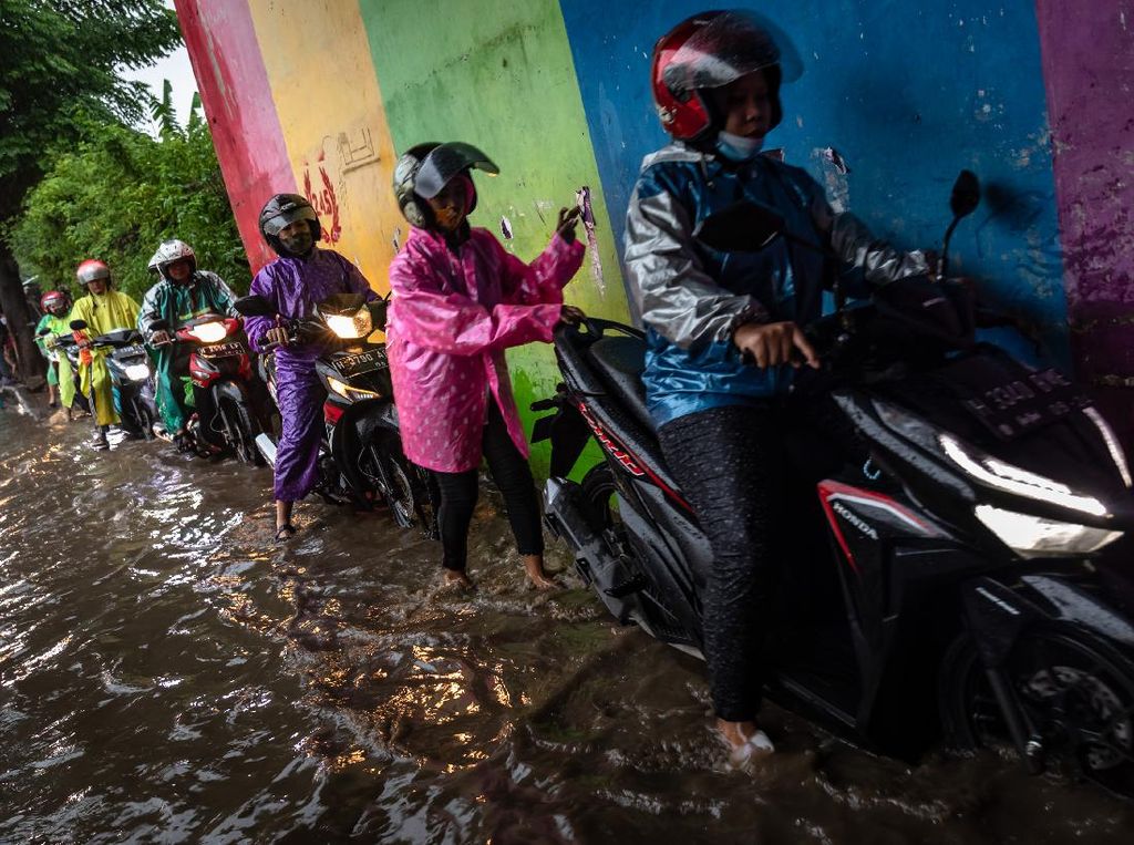 Saat Pemotor Naik Trotoar Gegera Banjir di Terowongan Semarang