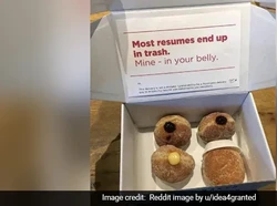 Biar Dibaca HRD, Orang Ini Kirim CV Pakai Kotak Isi Donat