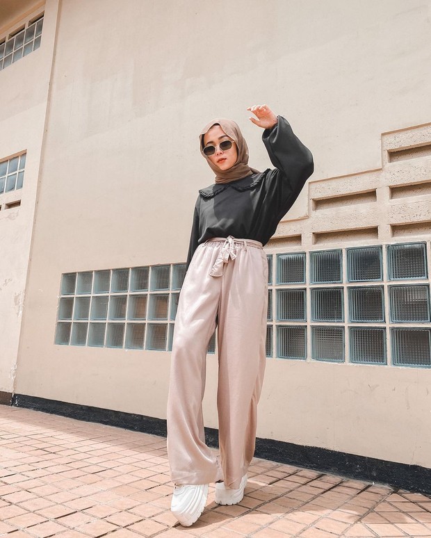 Blouse dengan kerah rebah