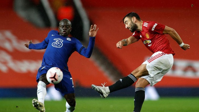 MANCHESTER, ENGLAND - OCTOBER 24: Bruno Fernandes of Manchester United shoots past Ngolo Kante of Chelsea  during the Premier League match between Manchester United and Chelsea at Old Trafford on October 24, 2020 in Manchester, England. Sporting stadiums around the UK remain under strict restrictions due to the Coronavirus Pandemic as Government social distancing laws prohibit fans inside venues resulting in games being played behind closed doors. (Photo by Phil Noble - Pool/Getty Images)