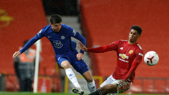 MANCHESTER, ENGLAND - OCTOBER 24: Mason Mount of Chelsea  battles for possession with  Marcus Rashford of Manchester United  during the Premier League match between Manchester United and Chelsea at Old Trafford on October 24, 2020 in Manchester, England. Sporting stadiums around the UK remain under strict restrictions due to the Coronavirus Pandemic as Government social distancing laws prohibit fans inside venues resulting in games being played behind closed doors. (Photo by Phil Noble - Pool/Getty Images)