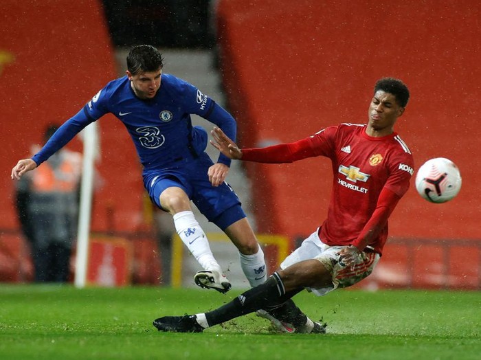 MANCHESTER, ENGLAND - OCTOBER 24: Mason Mount of Chelsea  battles for possession with  Marcus Rashford of Manchester United  during the Premier League match between Manchester United and Chelsea at Old Trafford on October 24, 2020 in Manchester, England. Sporting stadiums around the UK remain under strict restrictions due to the Coronavirus Pandemic as Government social distancing laws prohibit fans inside venues resulting in games being played behind closed doors. (Photo by Phil Noble - Pool/Getty Images)
