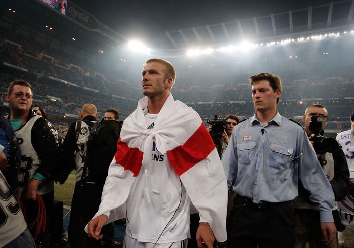MADRID, SPAIN - JUNE 17:  David Beckham of Real Madrid wears the english flag dreped over his shoulders after Real won the Primera Liga after the Primera Liga match between Real Madrid and Mallorca at the Santiago Bernabeu stadium on June 17, 2007 in Madrid, Spain.  (Photo by Denis Doyle/Getty Images)