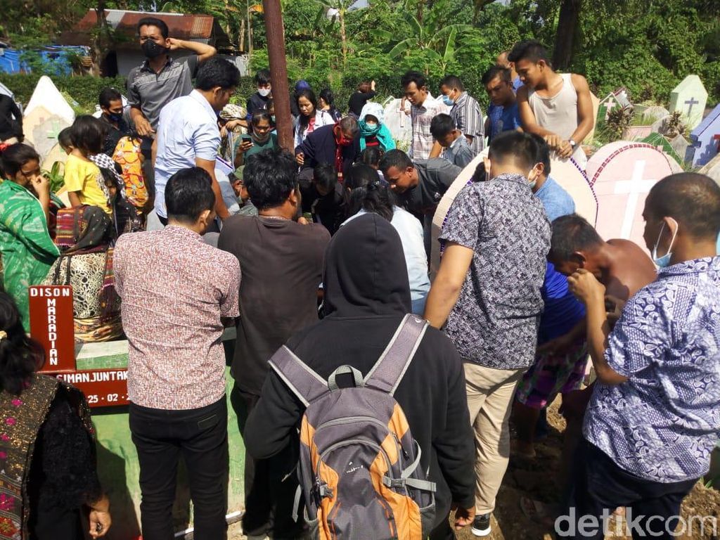 Perwakilan Polda Metro Dampingi Pemakaman Fery Korban Penembakan Bripka CS Perwakilan Polda Metro Dampingi Pemakaman Fery Korban Penembakan Bripka CS