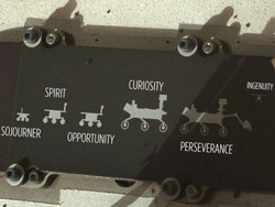 Robot NASA Bawa Foto Keluarga Lucu ke Mars