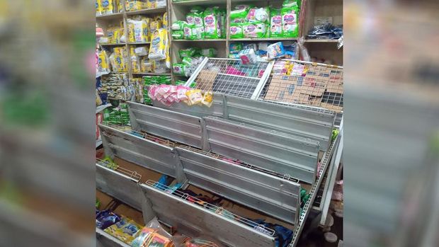 Kerusakan akibat gempa bumi 5,2 Skala Richter di Halmahera Selatan, Maluku Utara, Jumat (26/2/2021) malam. Tampak rak dan dagangan di supermarket berjatuhan.
