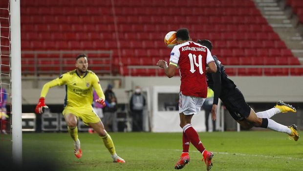 Arsenal center Pierre-Emerick Aubameyang scores his team's third goal during the second leg of the Europa League round of 32 between Arsenal and Benfica at the Georgios Karaiskakis stadium, in the port of Piraeus, near Athens , Thursday, Feb.25, 2021. (AP Photo / Thanassis Stavrakis)