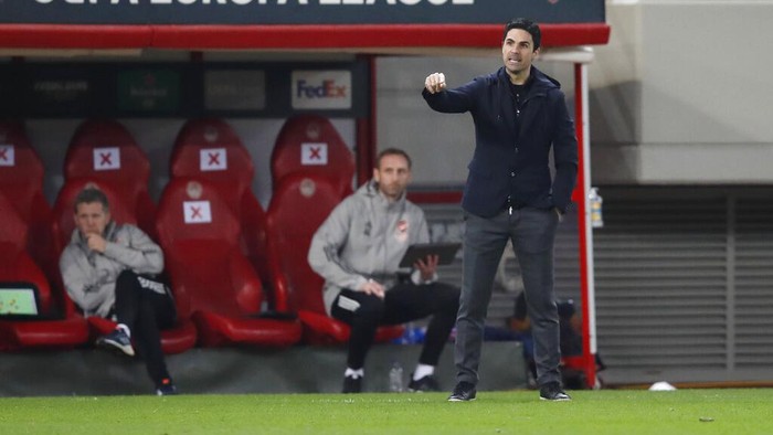 Arsenals manager Mikel Arteta, right, gives instructions to his players during the Europa League round of 32, second leg, soccer match between Arsenal and Benfica at Georgios Karaiskakis stadium, in Piraeus port, near Athens, Thursday, Feb. 25, 2021. (AP Photo/Thanassis Stavrakis)