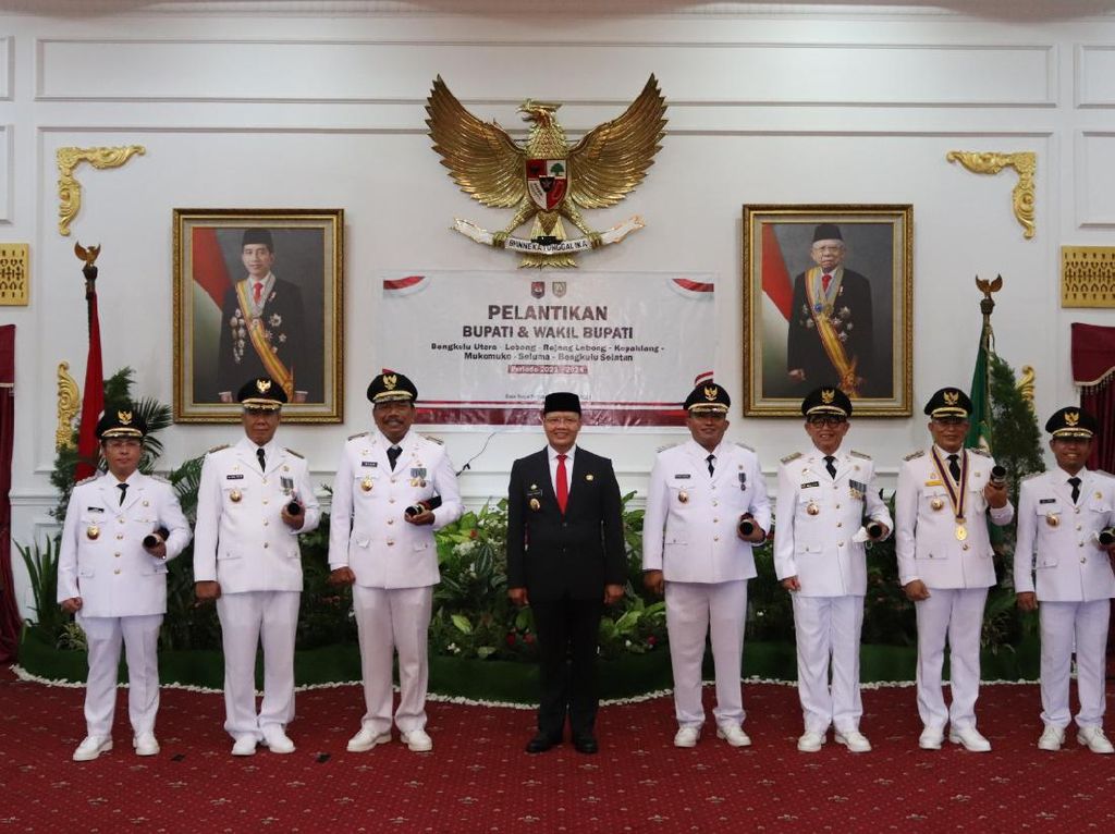 Lantik 7 Bupati, Gubernur Bengkulu Ingatkan Kekompakan di Masa Pandemi Lantik 7 Bupati, Gubernur Bengkulu Ingatkan Kekompakan di Masa Pandemi