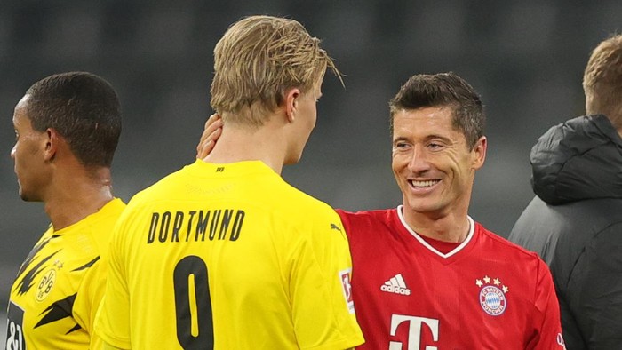 DORTMUND, GERMANY - NOVEMBER 07: Erling Haaland of Dortmund and Robert Lewandowski of Muenchen chat after the Bundesliga match between Borussia Dortmund and FC Bayern Muenchen at Signal Iduna Park on November 07, 2020 in Dortmund, Germany. Sporting stadiums around Germany remain under strict restrictions due to the Coronavirus Pandemic as Government social distancing laws prohibit fans inside venues resulting in games being played behind closed doors. (Photo by Friedemann Vogel - Pool/Getty Images)