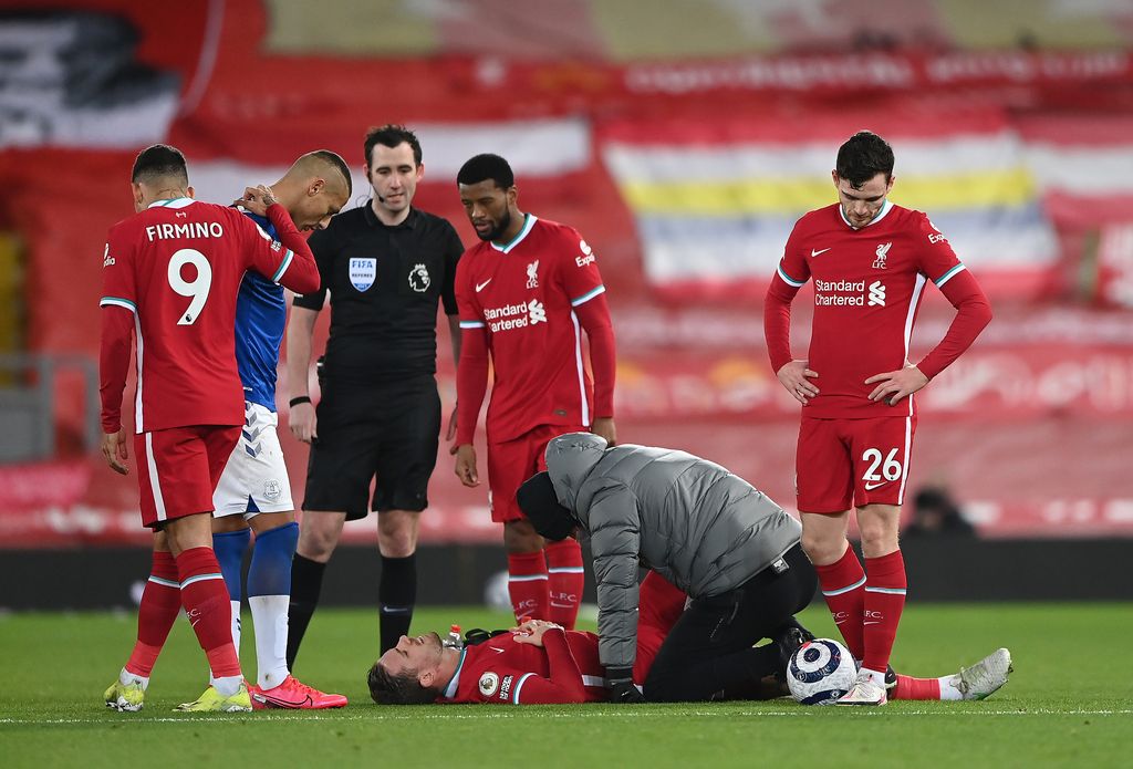 LIVERPOOL, ENGLAND - FEBRUARY 20: Jordan Henderson of Liverpool is treated for an injury that resulted in him being substituted during the Premier League match between Liverpool and Everton at Anfield on February 20, 2021 in Liverpool, England. Sporting stadiums around the UK remain under strict restrictions due to the Coronavirus Pandemic as Government social distancing laws prohibit fans inside venues resulting in games being played behind closed doors. (Photo by Laurence Griffiths/Getty Images)