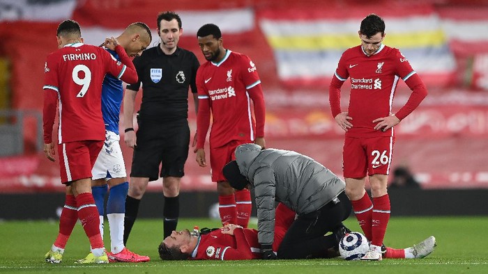 LIVERPOOL, ENGLAND - FEBRUARY 20: Jordan Henderson of Liverpool is treated for an injury that resulted in him being substituted during the Premier League match between Liverpool and Everton at Anfield on February 20, 2021 in Liverpool, England. Sporting stadiums around the UK remain under strict restrictions due to the Coronavirus Pandemic as Government social distancing laws prohibit fans inside venues resulting in games being played behind closed doors. (Photo by Laurence Griffiths/Getty Images)