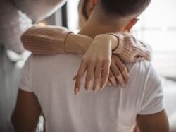 9 Makanan dan Minuman Terbaik Dongkrak Performa Seks Pasutri