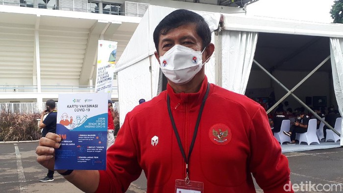 Direktur Teknik PSSI Indra Sjafri divaksinasi COVID-19 di Istora GBK, Senayan, Jumat (26/2).