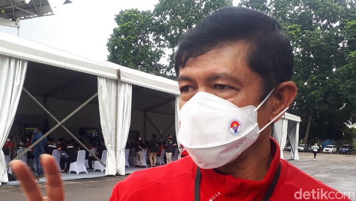 Direktur Teknik PSSI Indra Sjafri divaksinasi COVID-19 di Istora GBK, Senayan, Jumat (26/2).