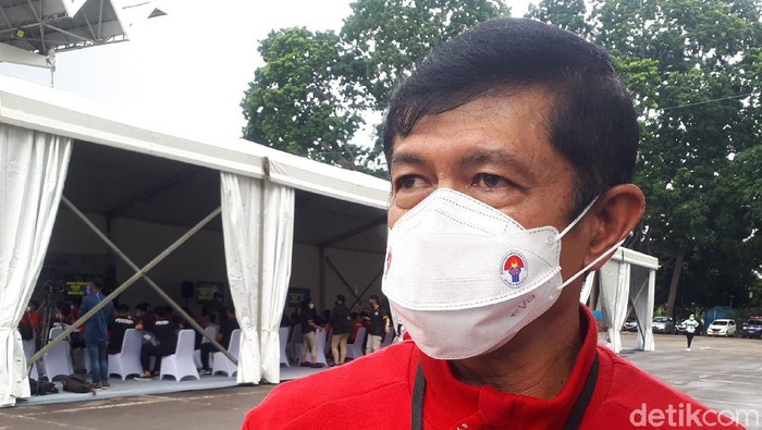 Direktur Teknik PSSI Indra Sjafri divaksinasi COVID-19 di Istora GBK, Senayan, Jumat (26/2).