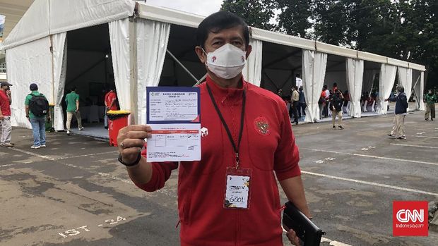 Direktur Teknik PSSI, Indra Sjafri saat menerima vaksin Covid-19 diIstora Senayan, Jumat (26/2)