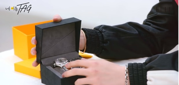 Jam tangan milik Yugyeom hadiah dari Jackson dan Bambam 'GOT7'.