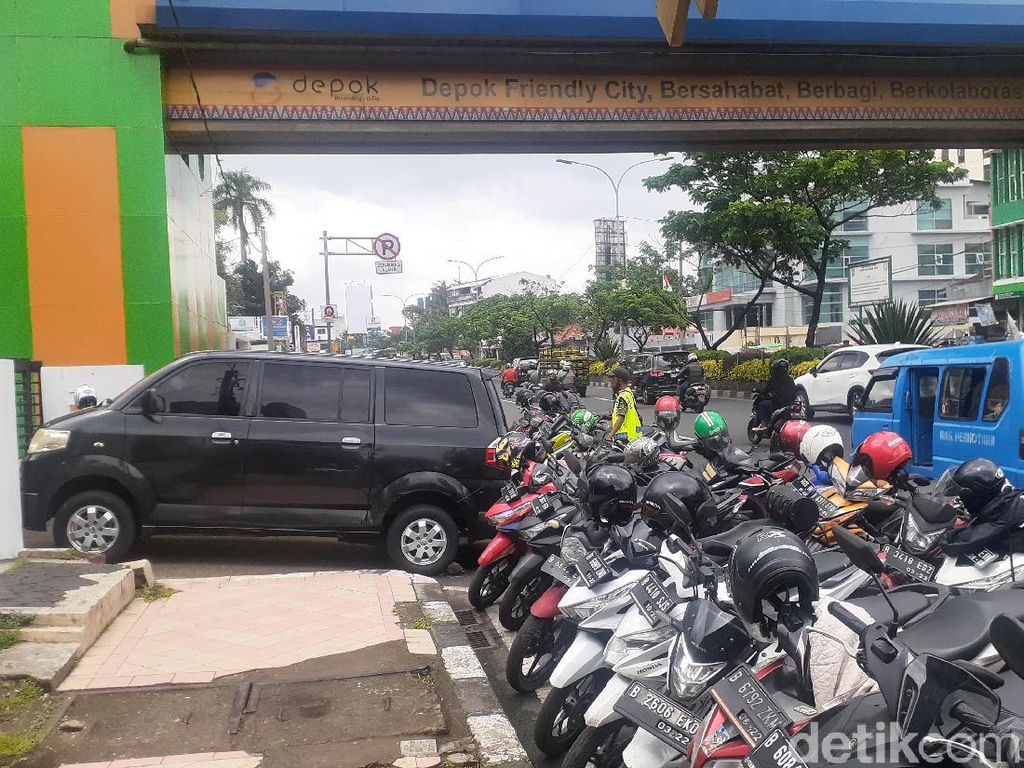 Deretan Parkir Masih Halangi Akses Masuk JPO Depan Kantor Walkot Depok Deretan Parkir Masih Halangi Akses Masuk JPO Depan Kantor Walkot Depok