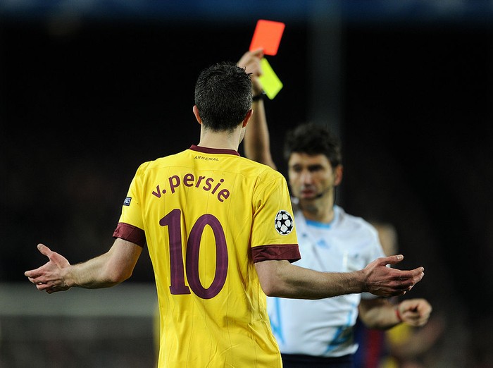 Kartu Merah Liga Champions BARCELONA, SPAIN - OCTOBER 20: Gerard Pique of FC Barcelona is shown a red card during the UEFA Champions League Group G stage match between FC Barcelona and Ferencvaros Budapest at Camp Nou on October 20, 2020 in Barcelona, Spain. Sporting stadiums around Europe remain under strict restrictions due to the Coronavirus Pandemic as Government social distancing laws prohibit fans inside venues resulting in games being played behind closed doors. (Photo by Alex Caparros/Getty Images)