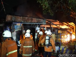 Rumah di Surabaya Terbakar, 2 Orang Terjebak