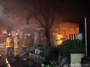 Kebakaran Rumah di Surabaya Tewaskan 2 Orang, Begini Kronologi Pemadamannya