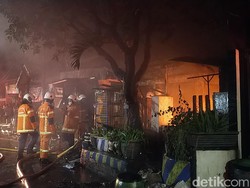 Kebakaran Rumah di Surabaya Tewaskan 2 Orang, Begini Kronologi Pemadamannya