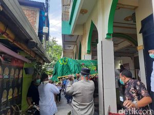 Ibu dan Anak Korban Kebakaran Rumah di Surabaya Dimakamkan
