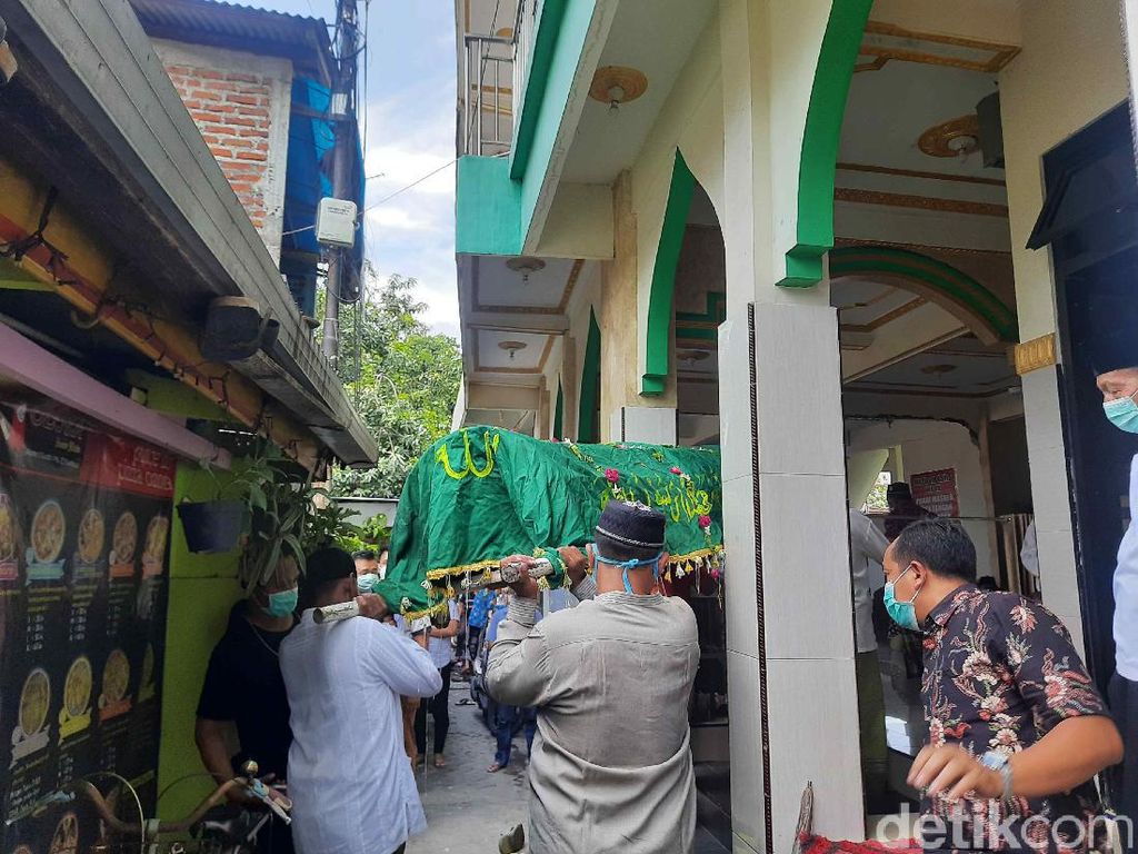 Ibu dan Anak Korban Kebakaran Rumah di Surabaya Dimakamkan Ibu dan Anak Korban Kebakaran Rumah di Surabaya Dimakamkan