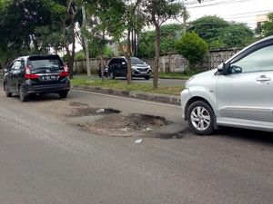 Tunggu Giliran, Lubang Jl I Gusti Ngurah Rai Bekasi Segera Diperbaiki