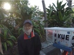 Tak Takut Rugi, Kakek selalu Sedekahkan Rotinya yang Tak Laku untuk Anak Kecil