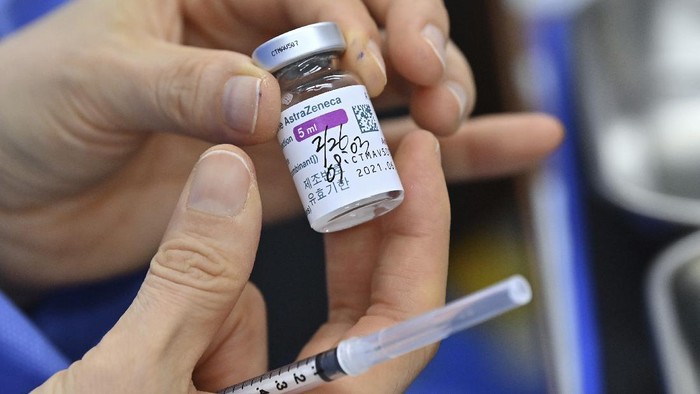 Korea Selatan mulai gelar vaksinasi COVID-19 massal hari ini. Dilansir dari AP, ribuan penduduk akan menerima suntikan pertama vaksin COVID-19 Astrazeneca.