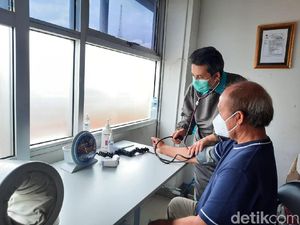 36 Lansia di Bandung Divaksinasi, Dokter: Tak Ada Keluhan KIPI