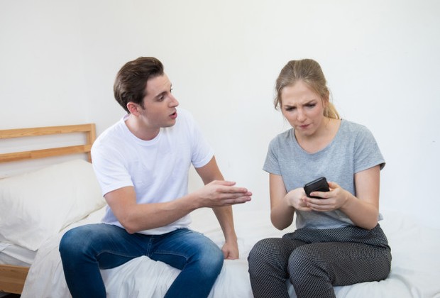 Pasangan kamu memang tidak secara aktif mengirim pesan ke mantannya, tapi siapa yang tahu jika dia masih menyimpan pesan dari mantannya di ponselnya.