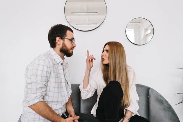 Jika pasangan kamu terus-menerus menemukan cara untuk membicarakan mantannya dalam percakapan kalian, tandanya mereka masih memiliki perasaan yang belum terselesaikan.